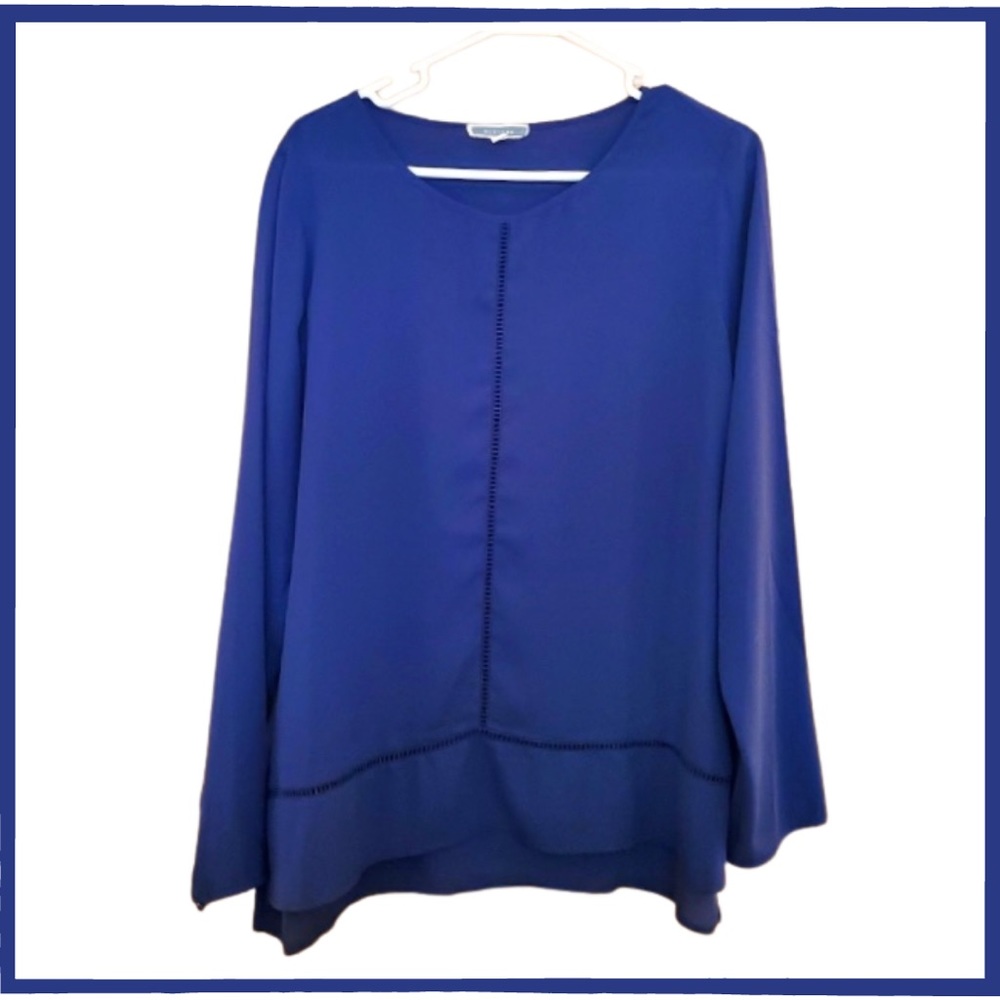 ⭐️ 5/$18 Beautiful Lightweight Navy Top